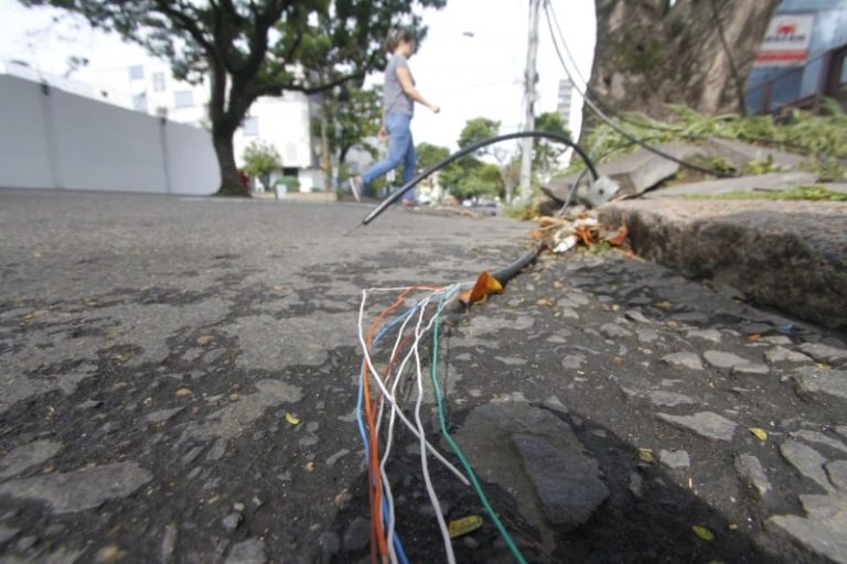 Cabos partidos podem permanecer energizados mesmo após a queda, representando um risco invisível