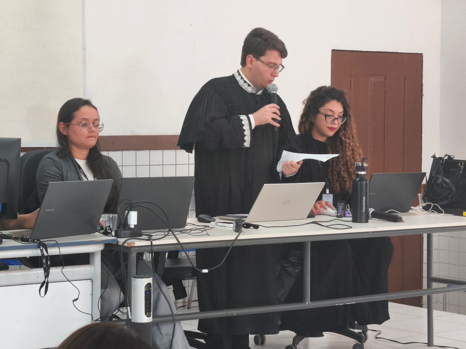 Juiz Camus Pinheiro lendo sentença após julgamento em São Vicente Férrer